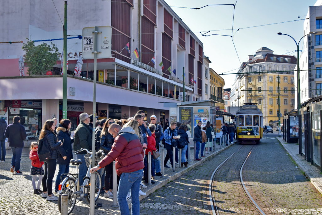 Tramwaje w Lizbonie. Kolejka do tramwaju 28 na placu Martim Moniz. Mimo, że tego dnia tramwaje kursowały na skróconej trasie, chętnych nie brakowało.