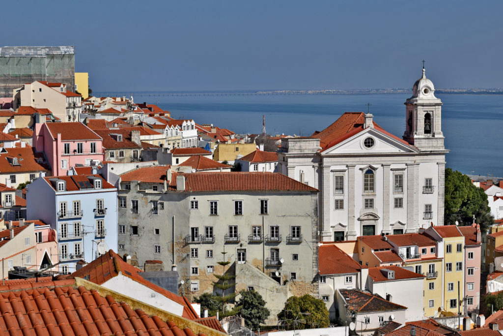Lizbona. Miradouro das Portas do Sol. Jeden z punktów widokowych, obok którego przejeżdża tramwaj linii 28.