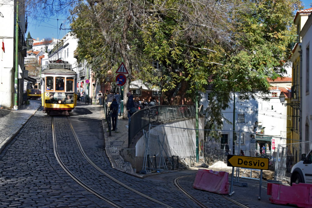 Tramwaje w Lizbonie, linia 28. Nieopodal Miradouro das Portas do Sol . Tutaj spotykają się linie 12 i 28, niestety podczas naszego ostatniego pobytu fragment 28 był w remoncie i tramwaje kursowały w tej części miasta tylko na odc. Praca Martim Moniz - Graca.
