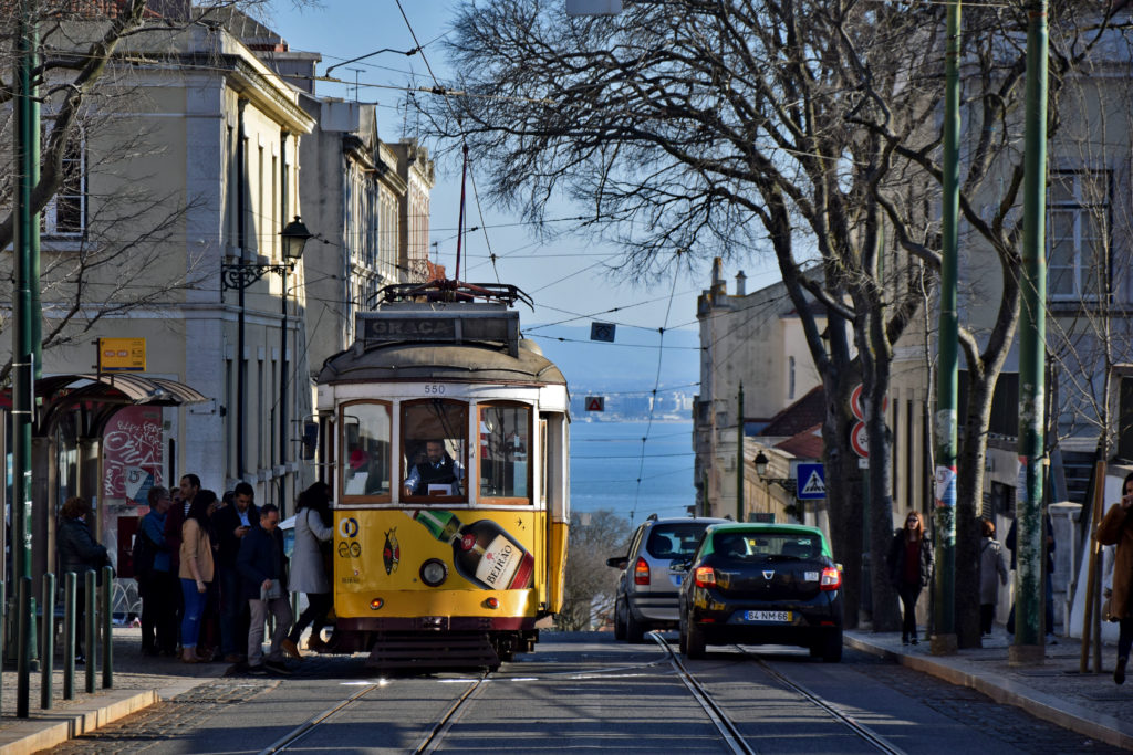 Tramwaje w Lizbonie, linia 28. Z okien tramwaju często można dojrzeć rozległy Tag i zabudowania Lizbony na jego drugim brzegu.