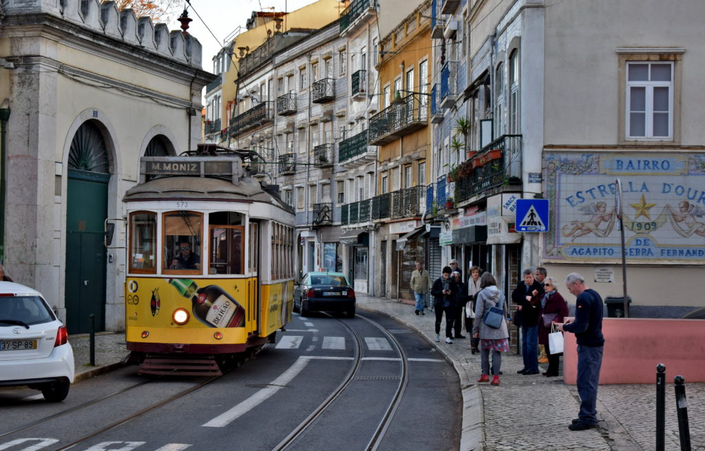 Tramwaje w Lizbonie. Zablokowane torowisko przez lekkomyślnie parkujących kierowców to częsta przyczyna opóźnień na linii.