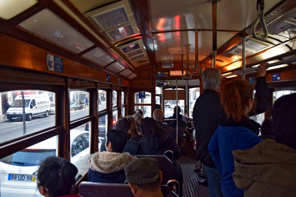 Tramwaje w Lizbonie. Stylowe wnętrze zabytkowego wagonika.