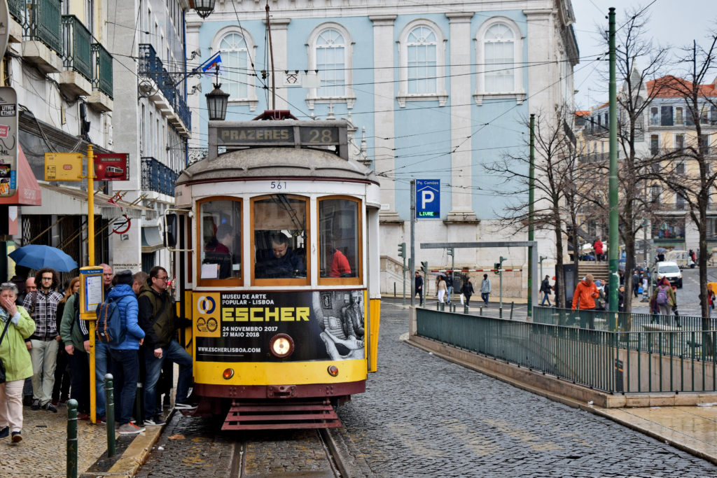 Tramwaje w Lizbonie. Tramwaj linii 28 przy Praça Luís de Camões. Linia 28. 
