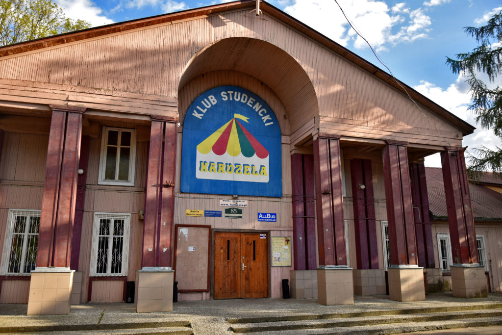 Osiedle Przyjaźń w Warszawie - klub studencki Karuzela. Gdzie Los Poniesie. Foto: Dawid Białowąs