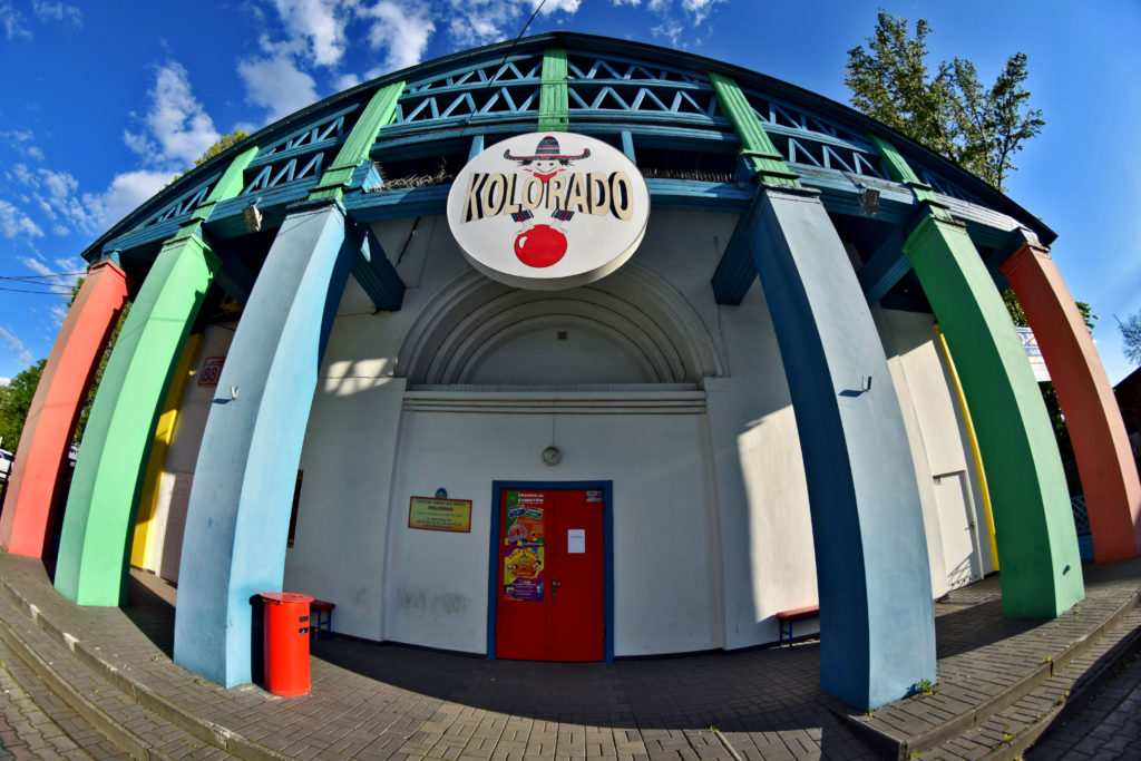 Os. Przyjaźń w Warszawie, foto Dawid Białowąs. 20 lat temu nie było centrów handlowych - Kolorado (jedno z dwóch w Warszawie) było największą rozrywką w życiu małego Dawidka. Pamiętam, dostawaliśmy na nie zniżki w przedszkolu!