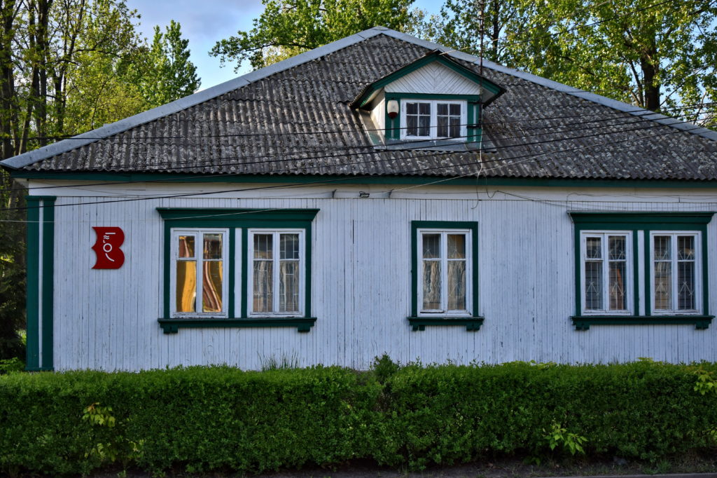 Os. Przyjaźń w Warszawie. Jeden z parterowych baraków jest w całości przeznaczony na osiedlową bibliotekę. Foto: Dawid Białowąs (blog Gdzie Los Poniesie)