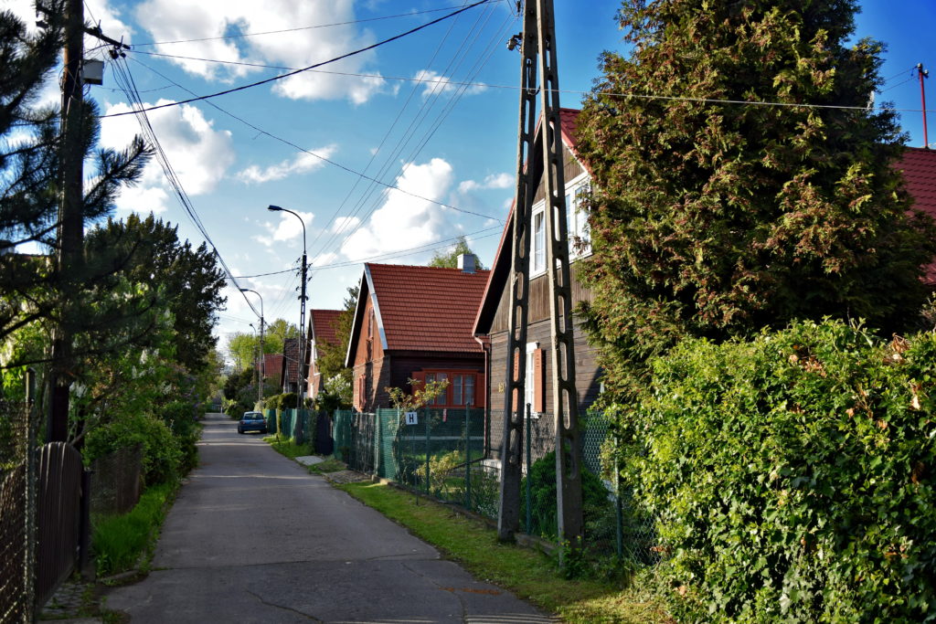 Część domów jednorodzinnych (w sumie jest ich 77). Osiedle Przyjaźń w Warszawie - Gdzie Los Poniesie