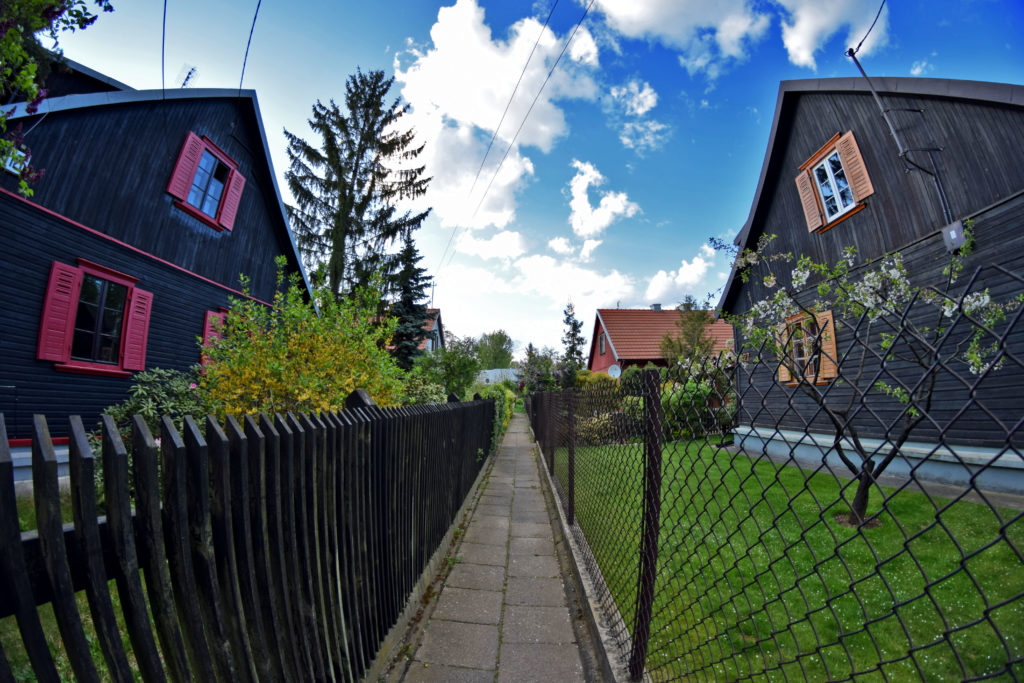Osiedle Przyjaźń w Warszawie - domy jednorodzinne. Gdzie Los Poniesie