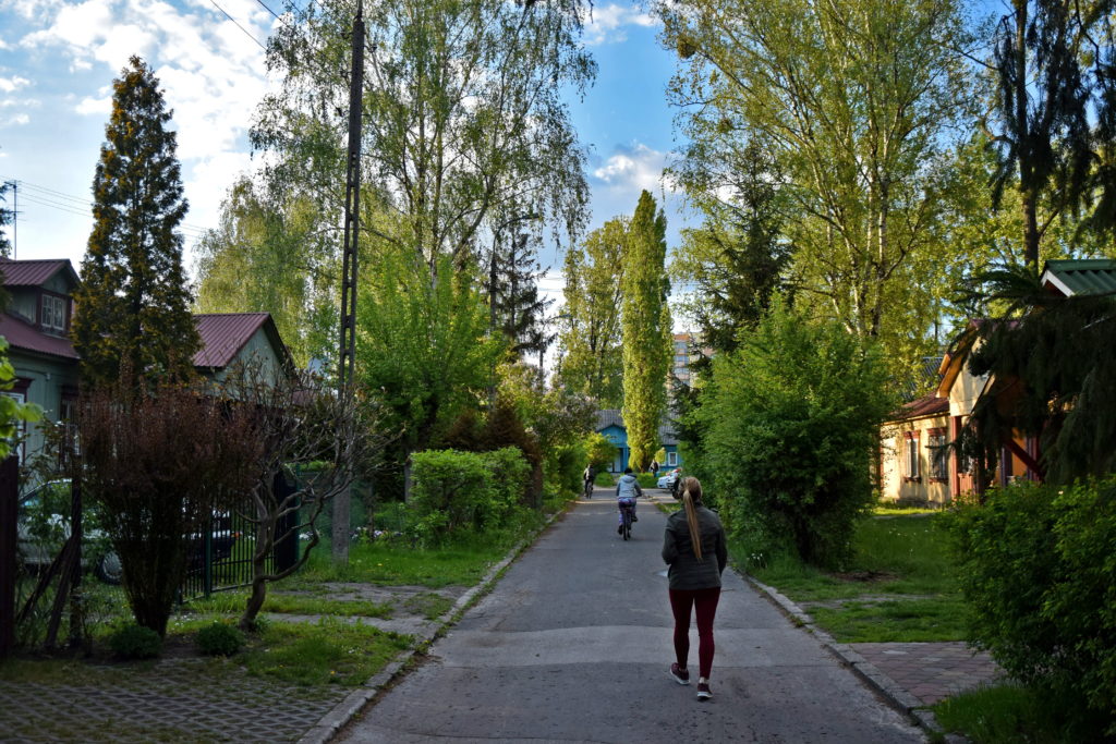 Osiedle Przyjaźń - Jedna z bezimiennych uliczek, dzielących osiedle na kwartały.