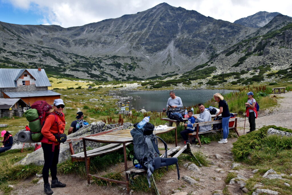 Musała Hut - schronisko malowniczo położone w dolinie z doskonałym widokiem na najwyższy szczyt Bułgarii - Musała (2925 m).