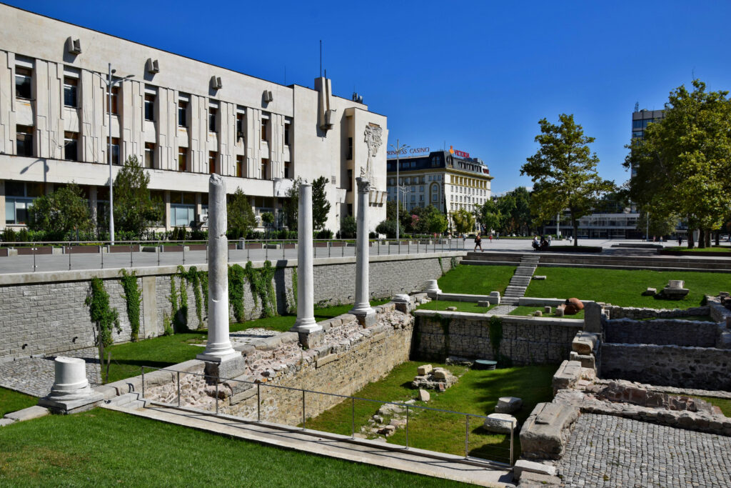 Plovdiv (Płowdiw). Rzymskie ruiny na placu Centralnym - na drugim planie gmach miejskiej poczty.