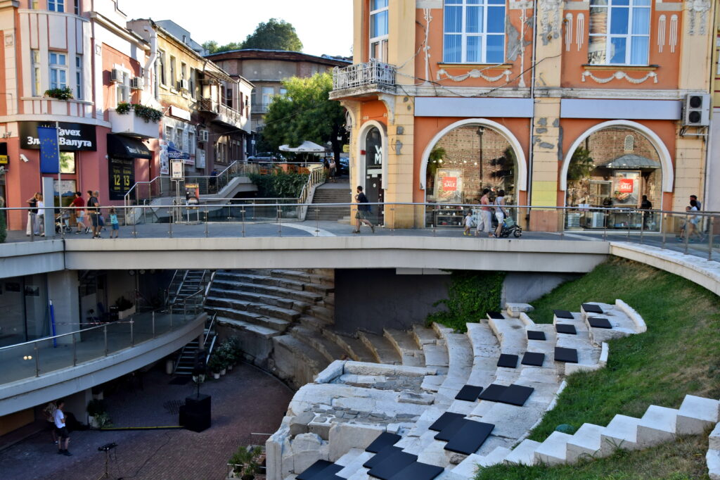 Plovdiv, Płowdiw. Ancient Stadium of Philipopolis. Starożytny stadion, nowocześnie wkomponowany we współczesną tkankę miejską. Jak Wam się podoba taka przebudowa?