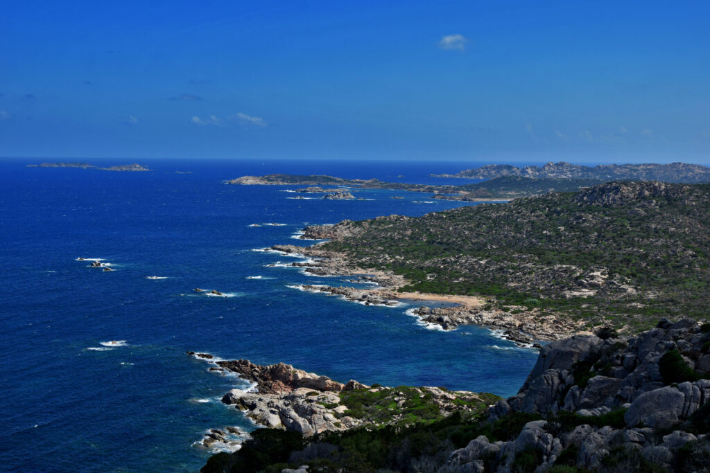 La Maddalena - widok na wybrzeże