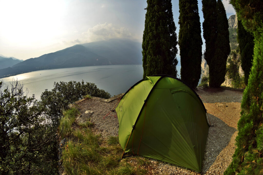 Via Ponale jezioro garda namiot