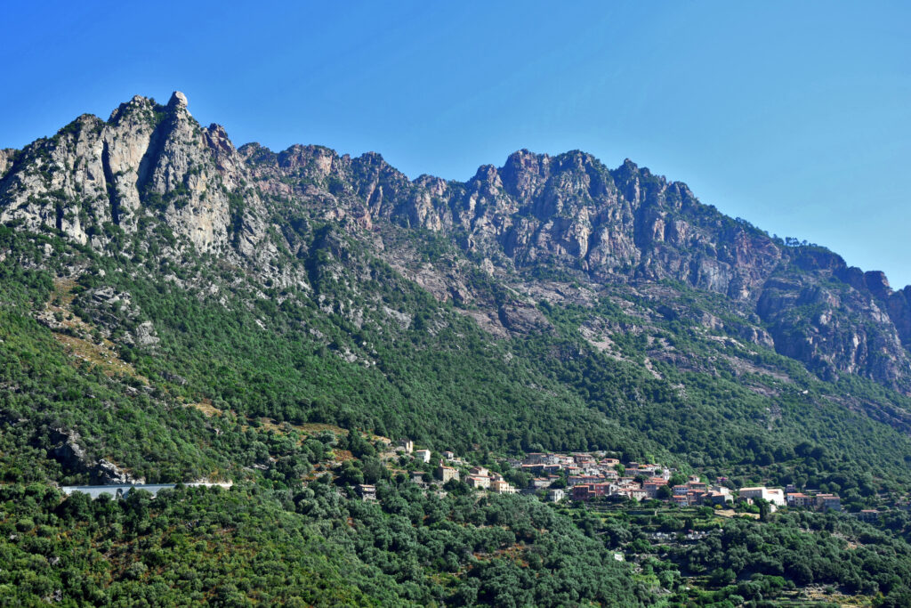 Korsyka trekking wąwóz spelunca Ota