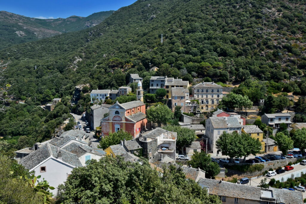 Nonza Cap Corse widziana z punktu widokowego (wieża genueńska). 