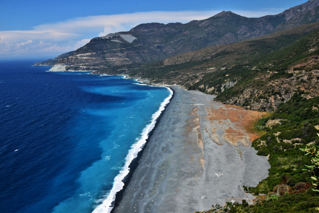 Cap Corse plaża czarna Nonza. 
