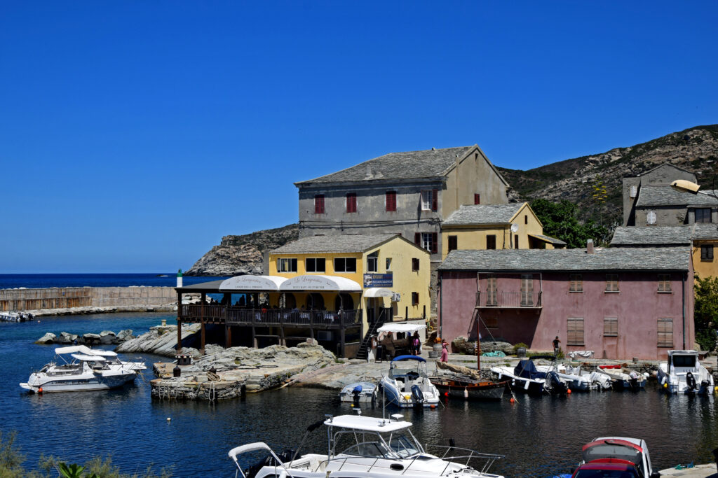 Porto de Centuri Corse, Korsyka, Cap Corse. Spokojne portowe miasto