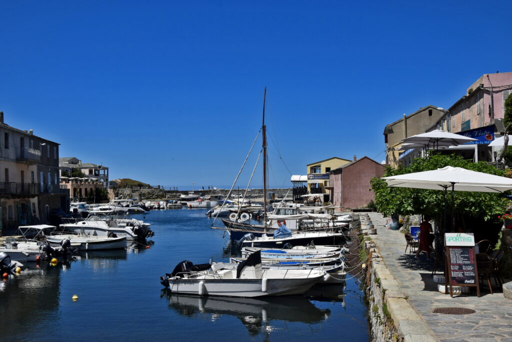 Porto de Centuri Corse, Korsyka. Spokojne portowe miasto. Cap corse