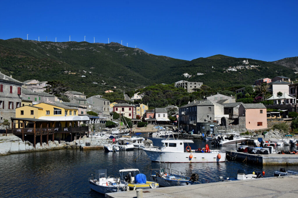 Porto de Centuri Corse, Korsyka. Spokojne portowe miasto