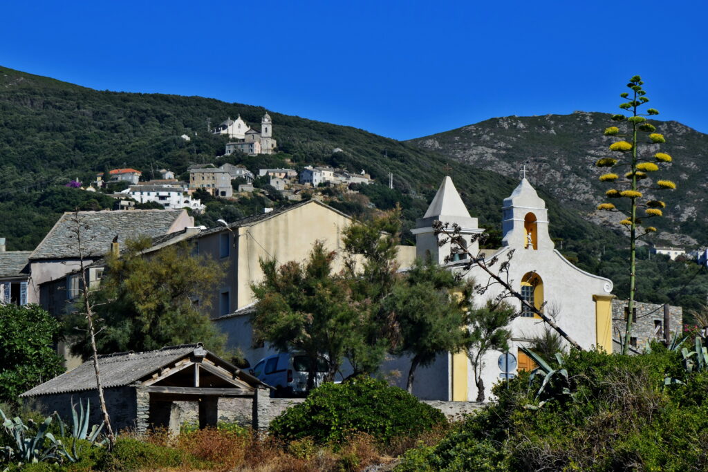 Porto de Centuri Corse, Korsyka. Spokojne portowe miasto. Cap corse kościół