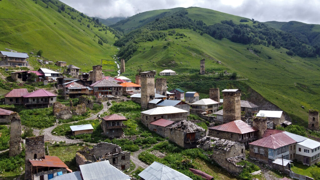 Adishi - swańska wieża - trekking z Mestii do Ushguli.