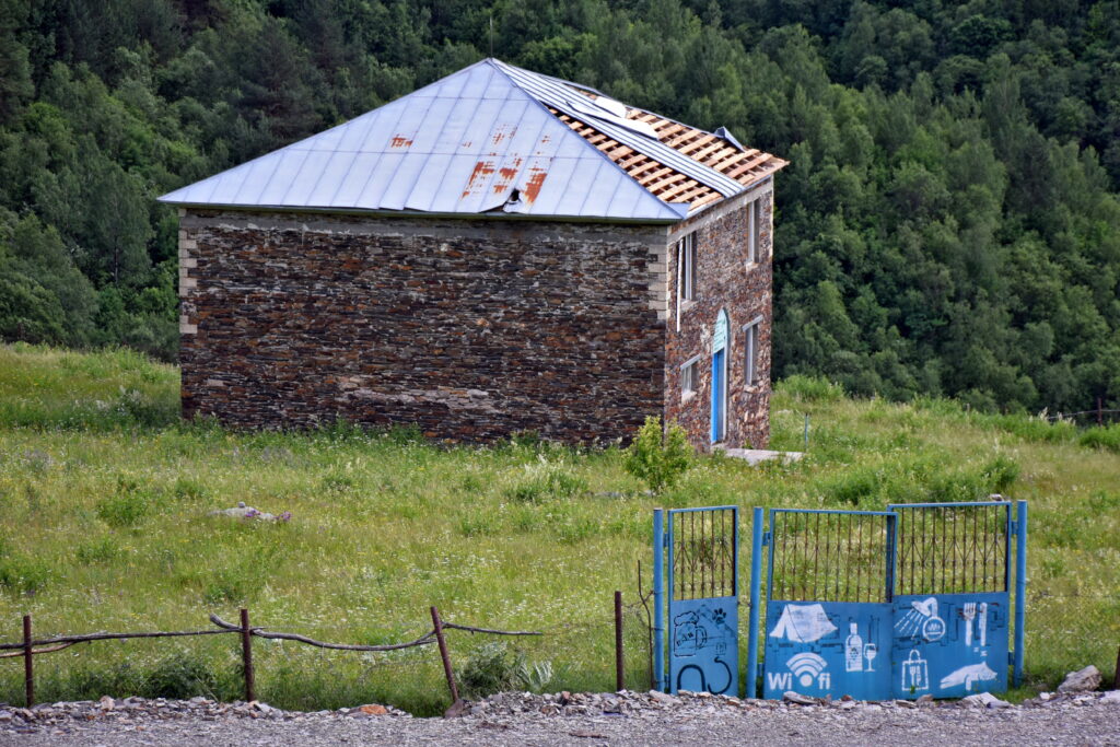 Ushguli guesthouse abandoned, opuszczony