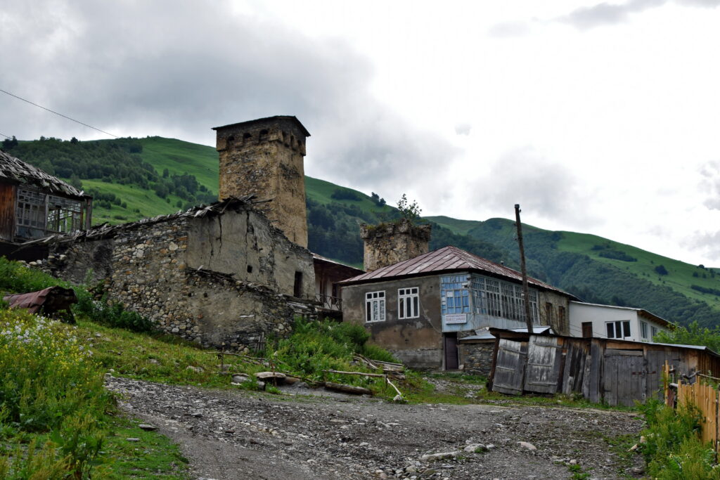 Adishi , swanetia - swańska wieża - trekking z Mestii do Ushguli. Gruzja