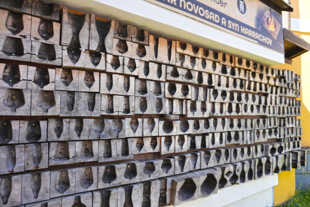 Tak wyglądają drewniane formy, których używa się do tworzenia konkretnych kształtów szklanych przedmiotów. Harrachov