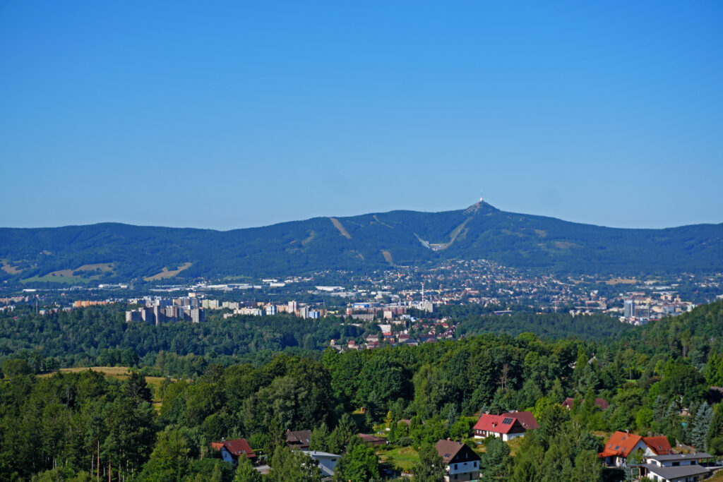 Liberec i górujący nad nim Jested - widziany ze zbocza gór Izerskich.