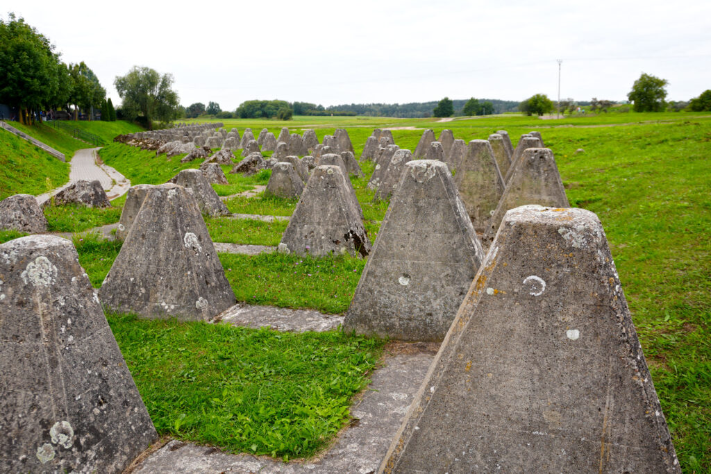 Przeciwczołgowe zęby smoka ciągną się na długości kilkunastu kilometrów.